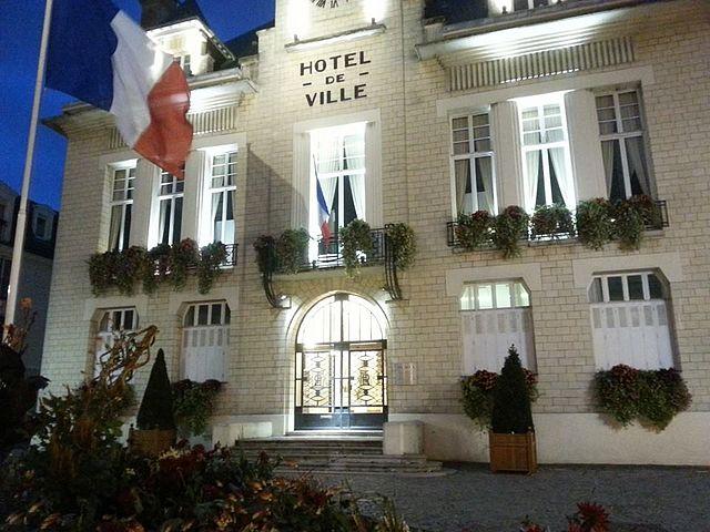 Deuil-la Barre/immobilier/CENTURY21 Le Domaine/Deuil La Barre hotel de ville mairie